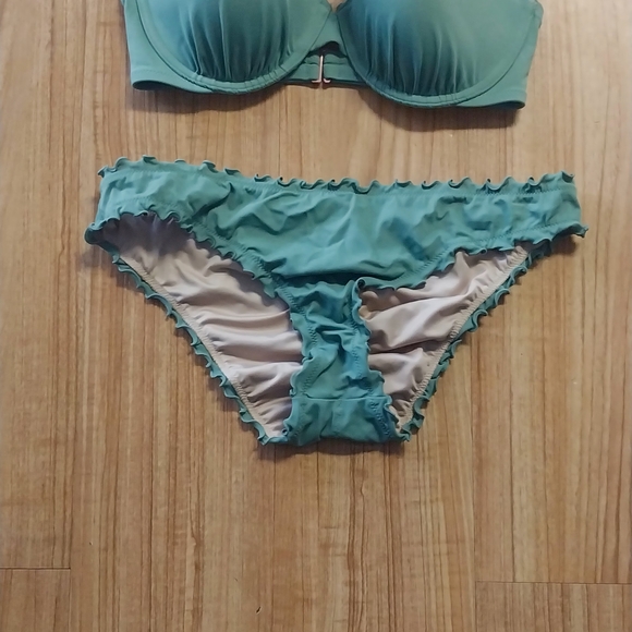 Shade & Shore Green Ruffled Bikini Set - Picture 2 of 6